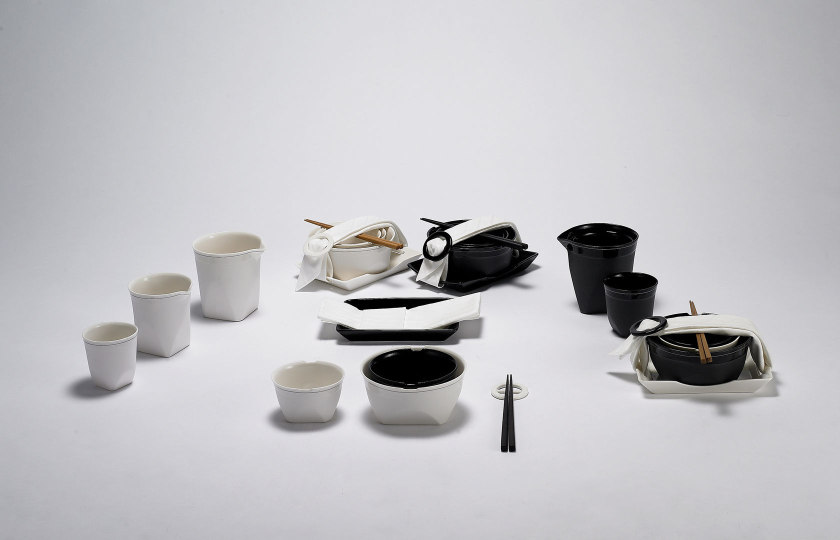 Nomad, Shin's style Shin's style Minimalist kitchen Cutlery, crockery & glassware