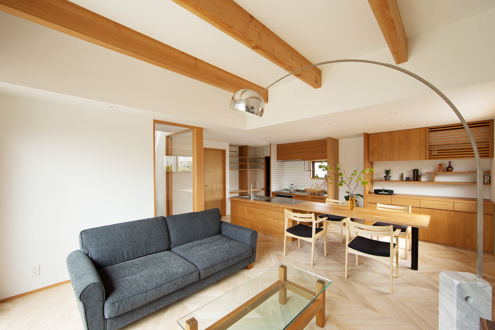 柔らかい光に包まれたらせん階段のある家, ELD INTERIOR PRODUCTS ELD INTERIOR PRODUCTS Modern living room