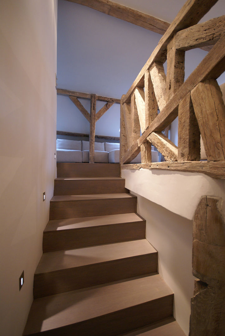 Escalier Atelier TO-AU Couloir, entrée, escaliers rustiques Fixation,Bois,Design d&#39;intérieur,Étage,Matériau composite,Escaliers,Propriété matérielle,Bois franc,Ombre,Symétrie