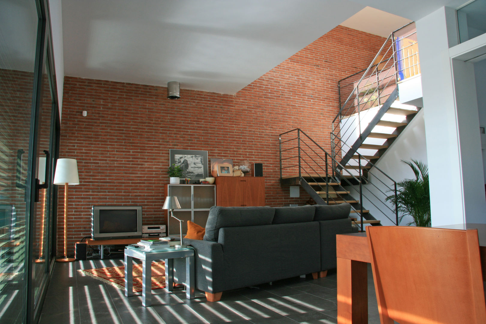 Salón, con escaleras hacia la primera planta FG ARQUITECTES Salones de estilo moderno