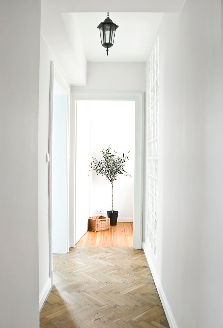 Dom jak z bajki., Miśkiewicz Design Miśkiewicz Design Scandinavian style corridor, hallway& stairs