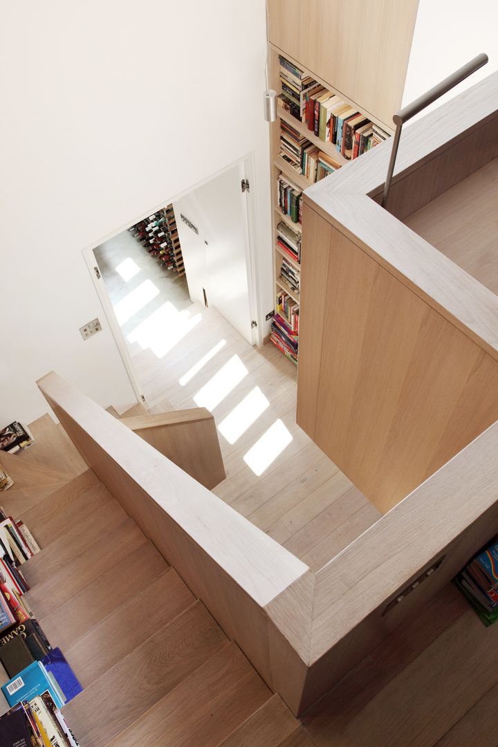 Book Tower House, Platform 5 Architects Platform 5 Architects Modern corridor, hallway & stairs