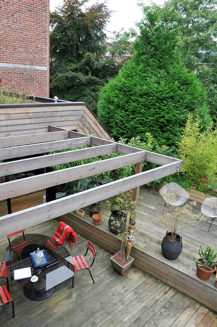 EXTENSION D’UNE HABITATION ET AMÉNAGEMENT DE SA TERRASSE SUR LES TOITS, HAPPY ARCHITECTURE HAPPY ARCHITECTURE Modern terrace