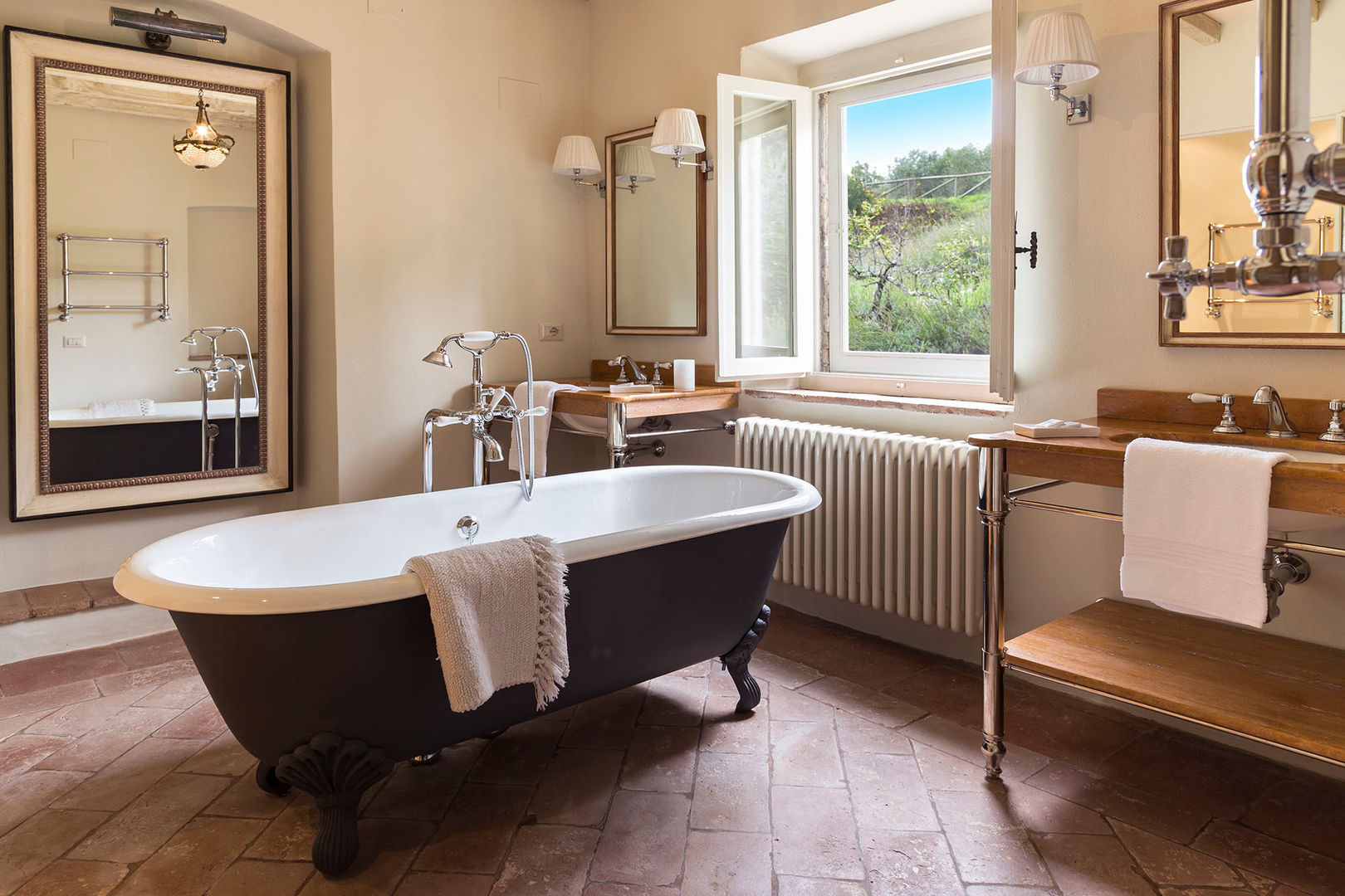 Gaiole in Chianti, Toscana, Arlene Gibbs Décor Arlene Gibbs Décor ラスティックスタイルの お風呂・バスルーム