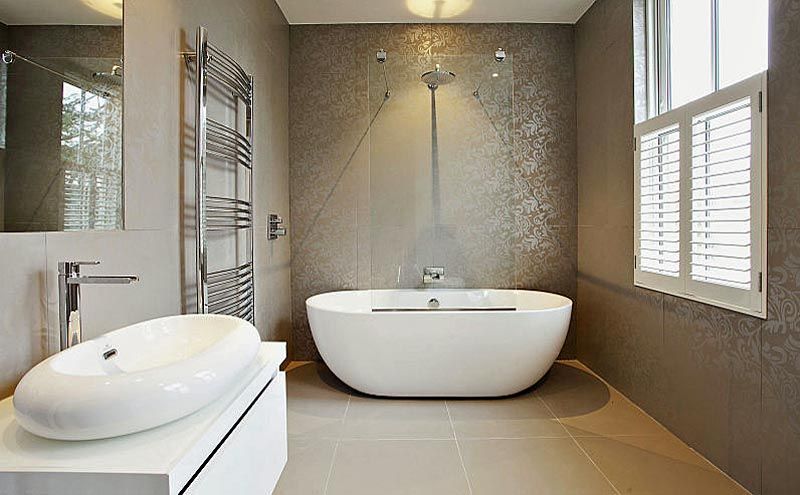 Family bathroom shower feature wall homify Modern bathroom Decoration