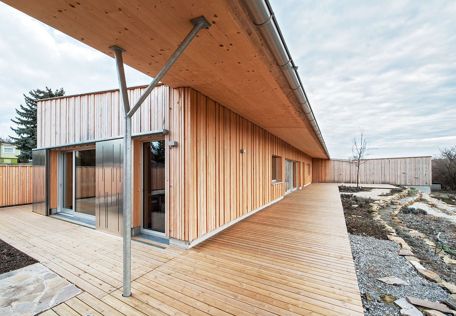 Energieeffizienter Bungalow im Weißtannenkleid, Abendroth Architekten Abendroth Architekten 모던스타일 발코니, 베란다 & 테라스