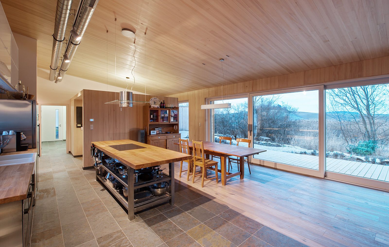 Energieeffizienter Bungalow im Weißtannenkleid, Abendroth Architekten Abendroth Architekten Modern Dining Room