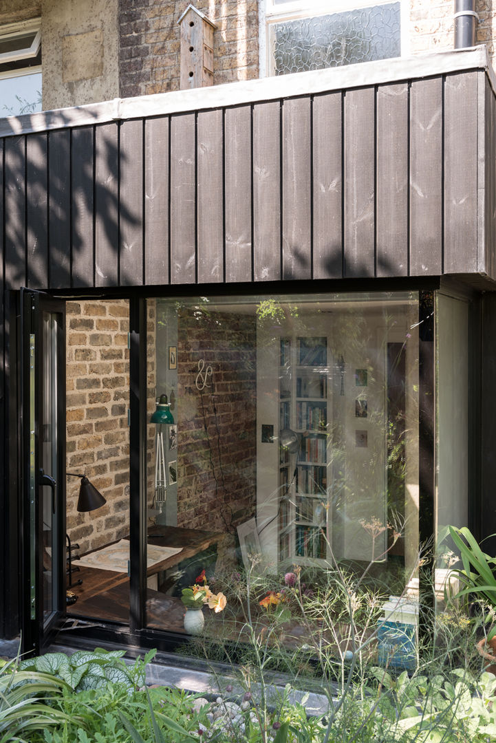 Frameless corner window MW Architects Puertas y ventanas de estilo rústico