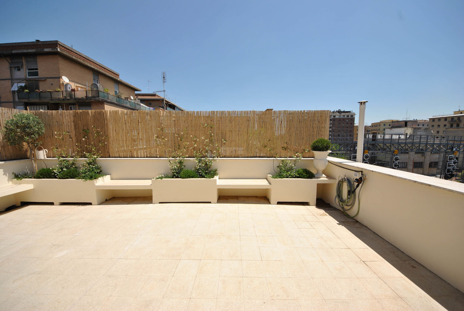 Attico quartiere ostiense, zona gazometro - Roma, Formaementis Formaementis Balcon, Veranda & Terrasse minimalistes