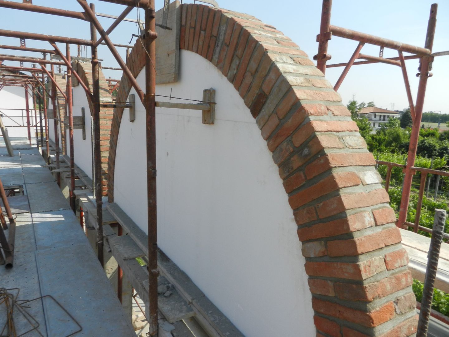 Arco in pietra B.Mid Pareti & Pavimenti in stile rustico