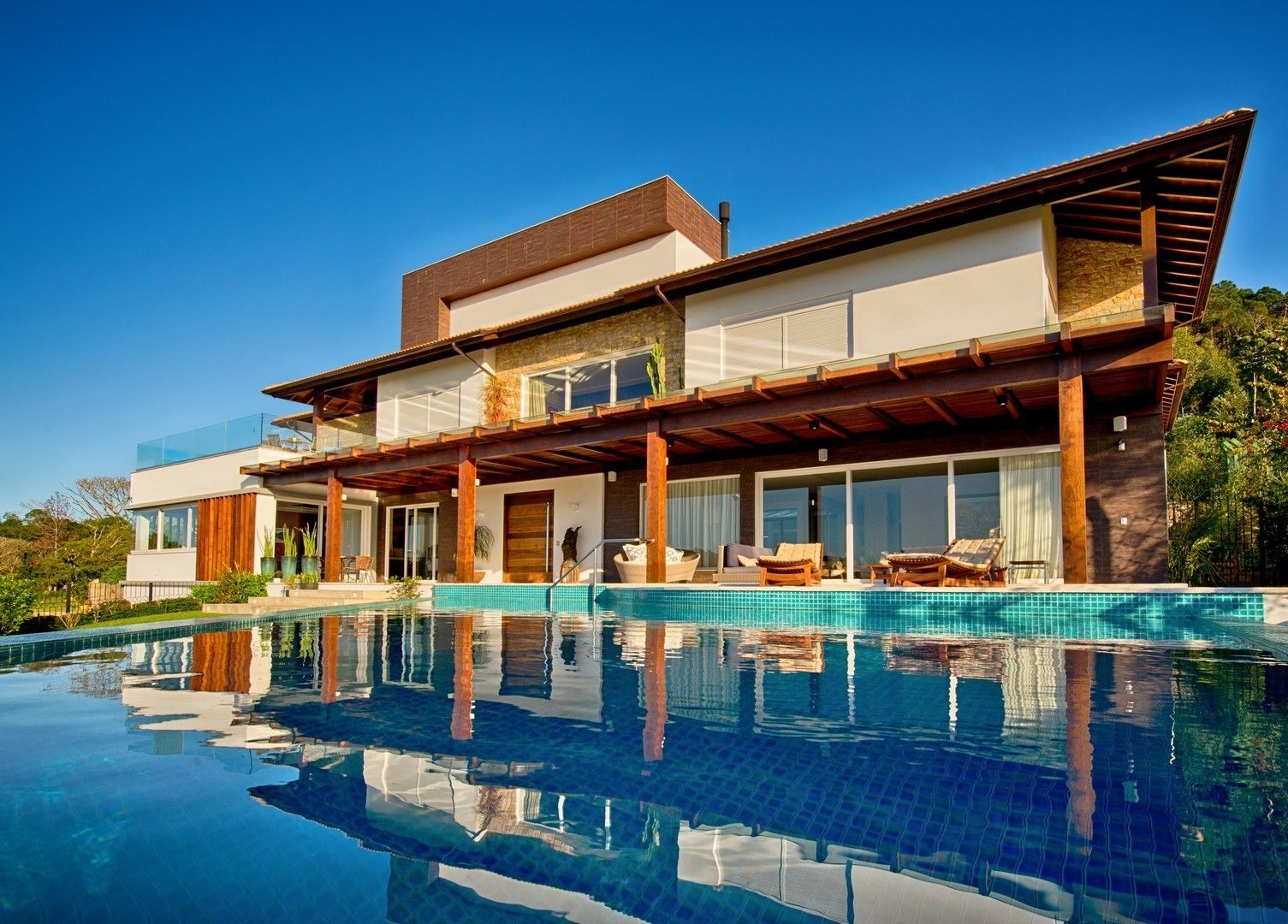 Fachada com piscina Espaço do Traço arquitetura Casas modernas