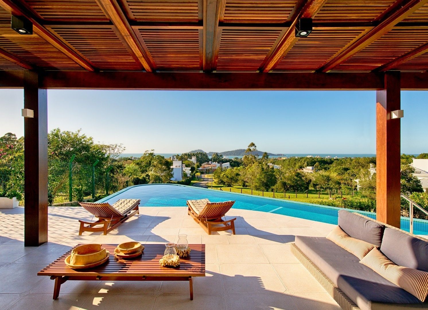 Varanda e piscina Espaço do Traço arquitetura Varandas, alpendres e terraços modernos