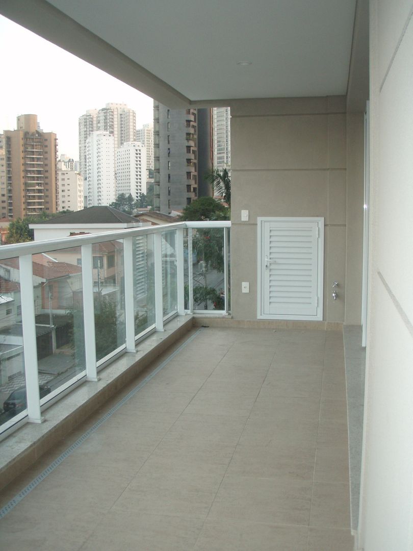 Apartamento Colorido - Antes e Depois, Brunete Fraccaroli Arquitetura e Interiores Brunete Fraccaroli Arquitetura e Interiores Patios & Decks