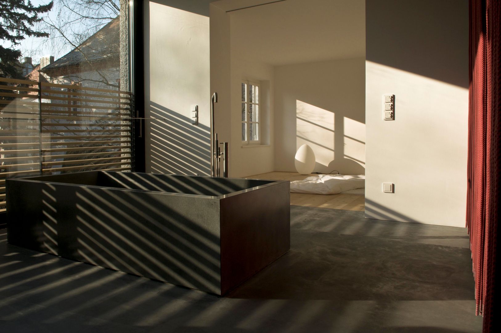 Bad und Schlafbereich peter glöckner architektur Moderne Badezimmer