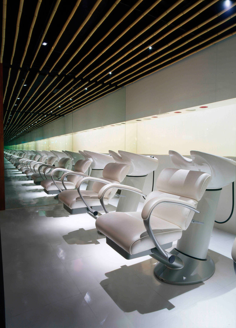 Hair salon conscious, Shigeo Nakamura Design Office Shigeo Nakamura Design Office Espaços comerciais Lojas e espaços comerciais