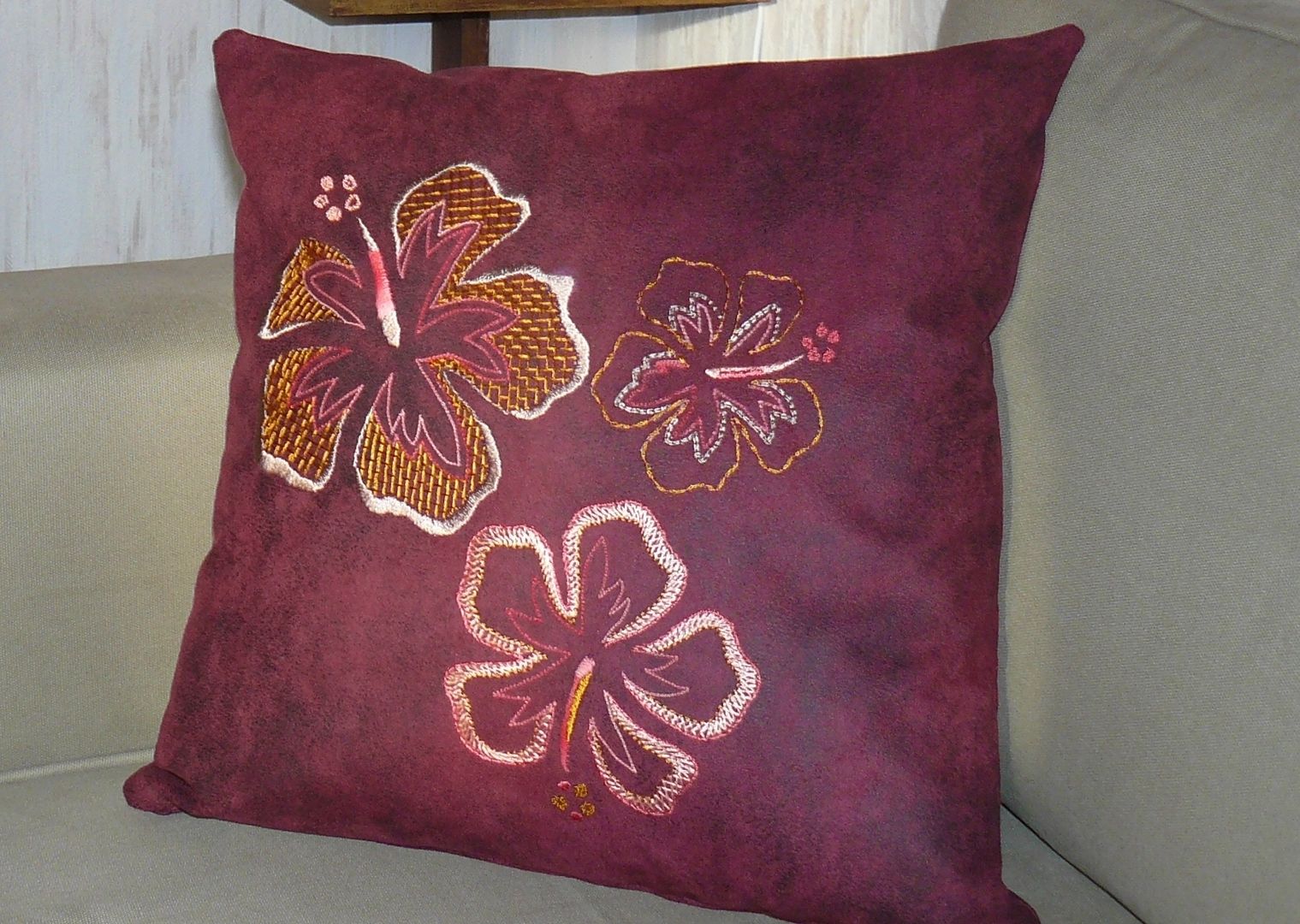 Hibiscus, coussin., Valérie Hacquin Créations Valérie Hacquin Créations 臥室 布織品