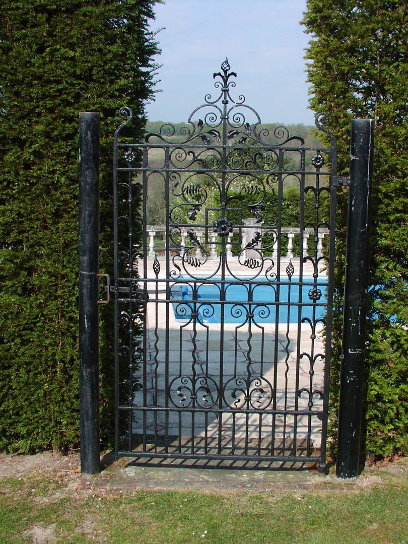 Garden Gate F E PHILCOX LTD Jardines de estilo clásico Muros y vallas