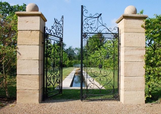 Bespoke Garden entrance gate designed by customer and painted black F E PHILCOX LTD Vườn phong cách kinh điển Fencing & walls