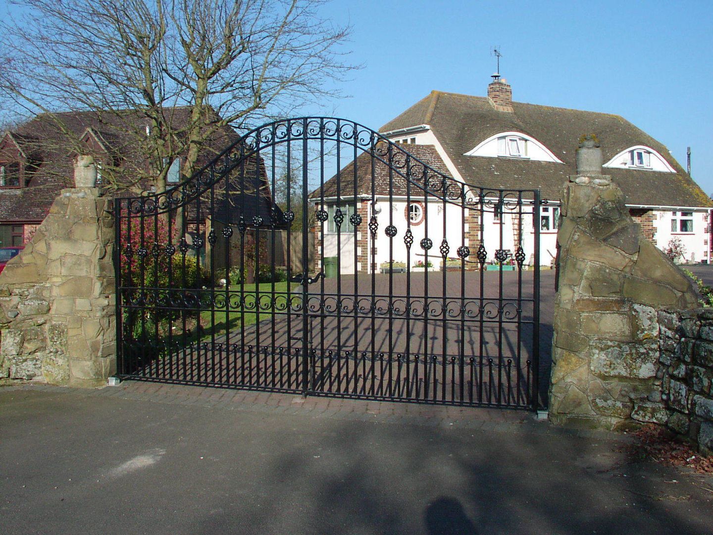 Driveway gate F E PHILCOX LTD Jardins minimalistas