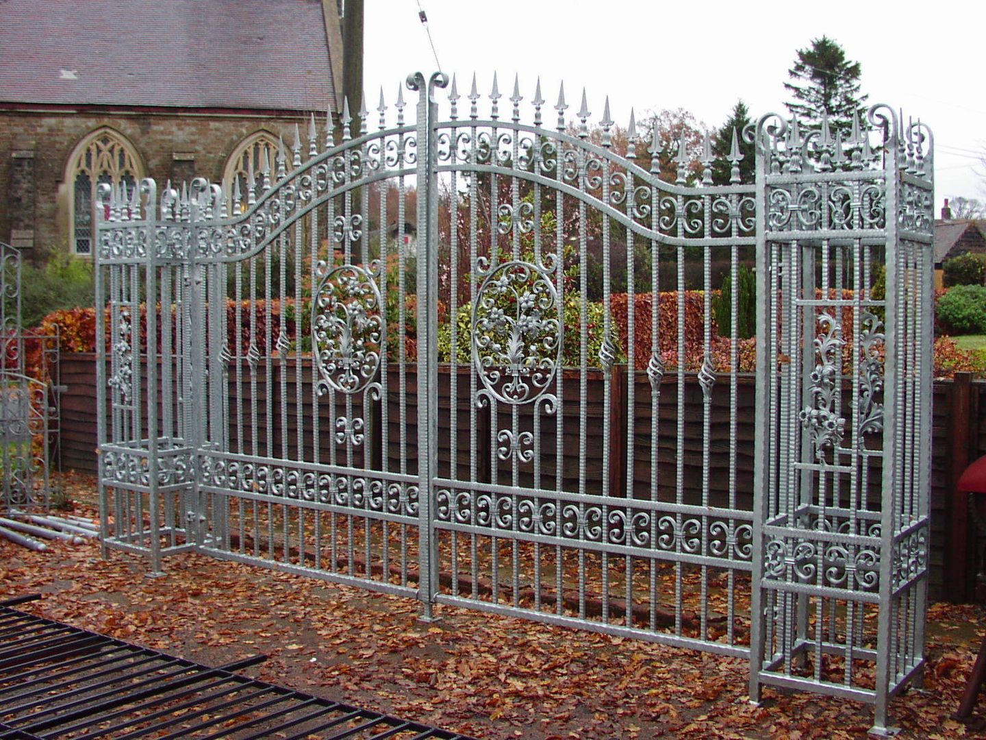 Driveway Gates, F E PHILCOX LTD F E PHILCOX LTD Classic style gardens Fencing & walls