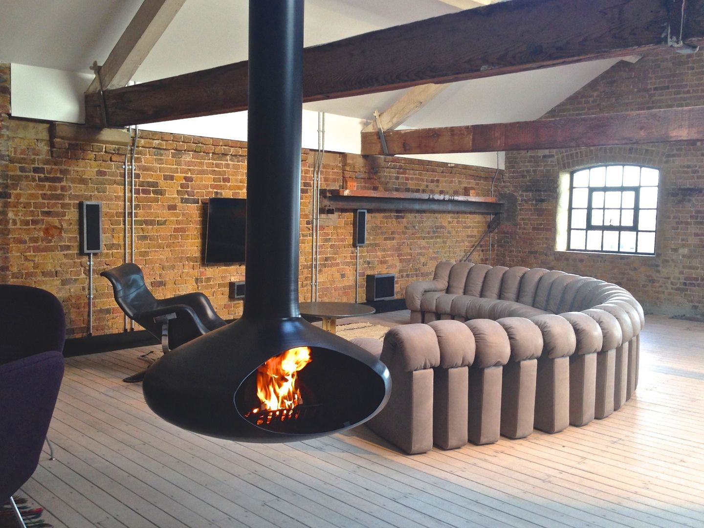 Hanging Fireplace Perfect Integration Salones de estilo industrial