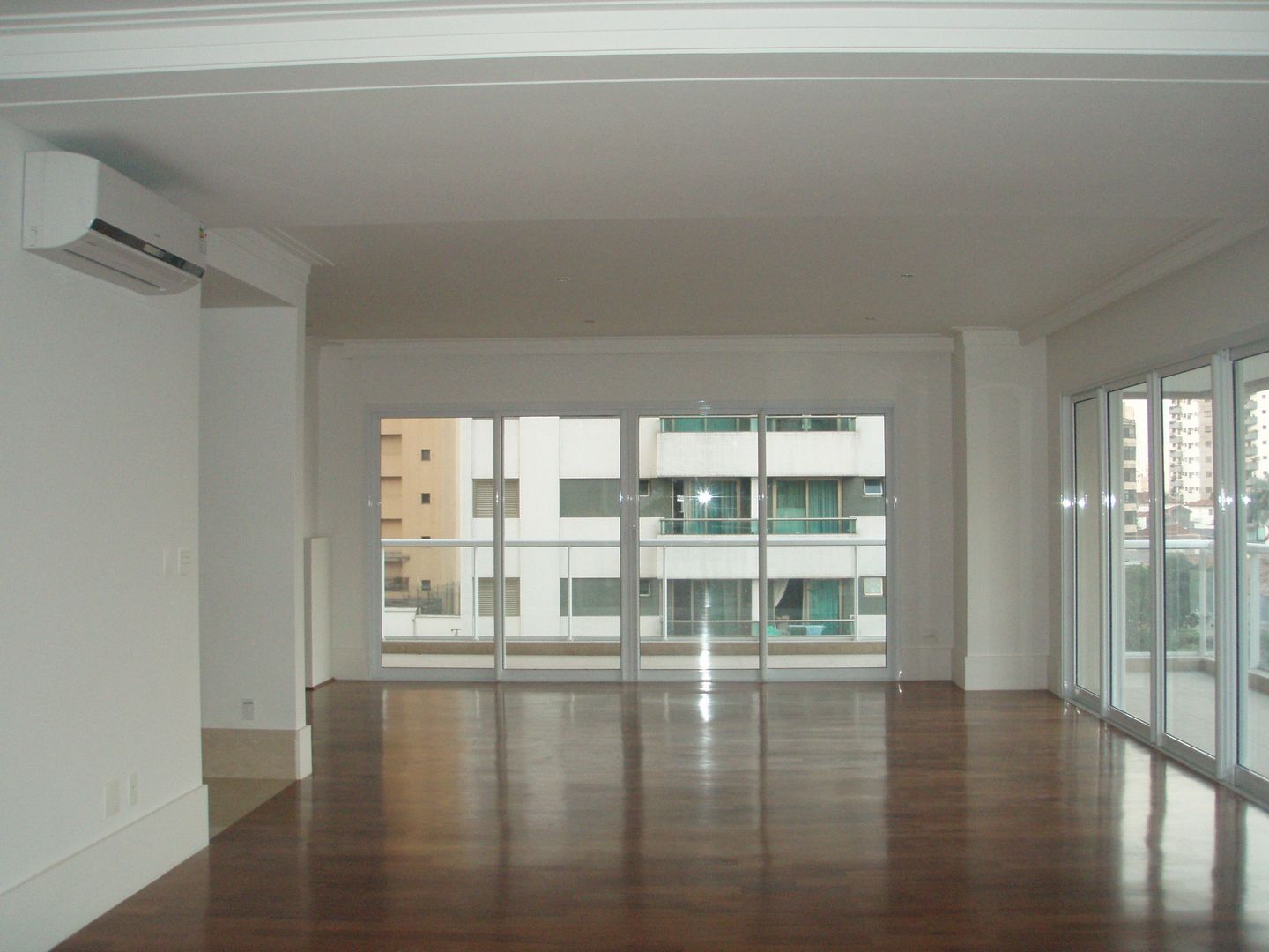 Apartamento Colorido - Antes Brunete Fraccaroli Arquitetura e Interiores Salas de estar clássicas