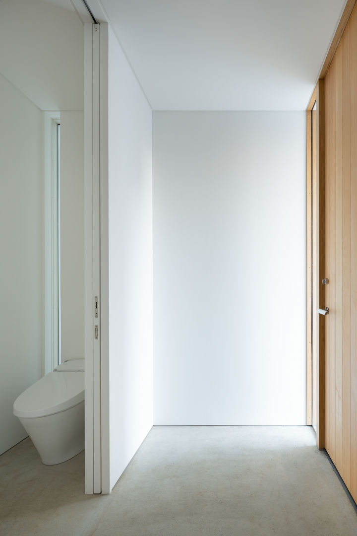 横須賀の家 栗原隆建築設計事務所 モダンスタイルの お風呂 トイレ,白い壁,スリット