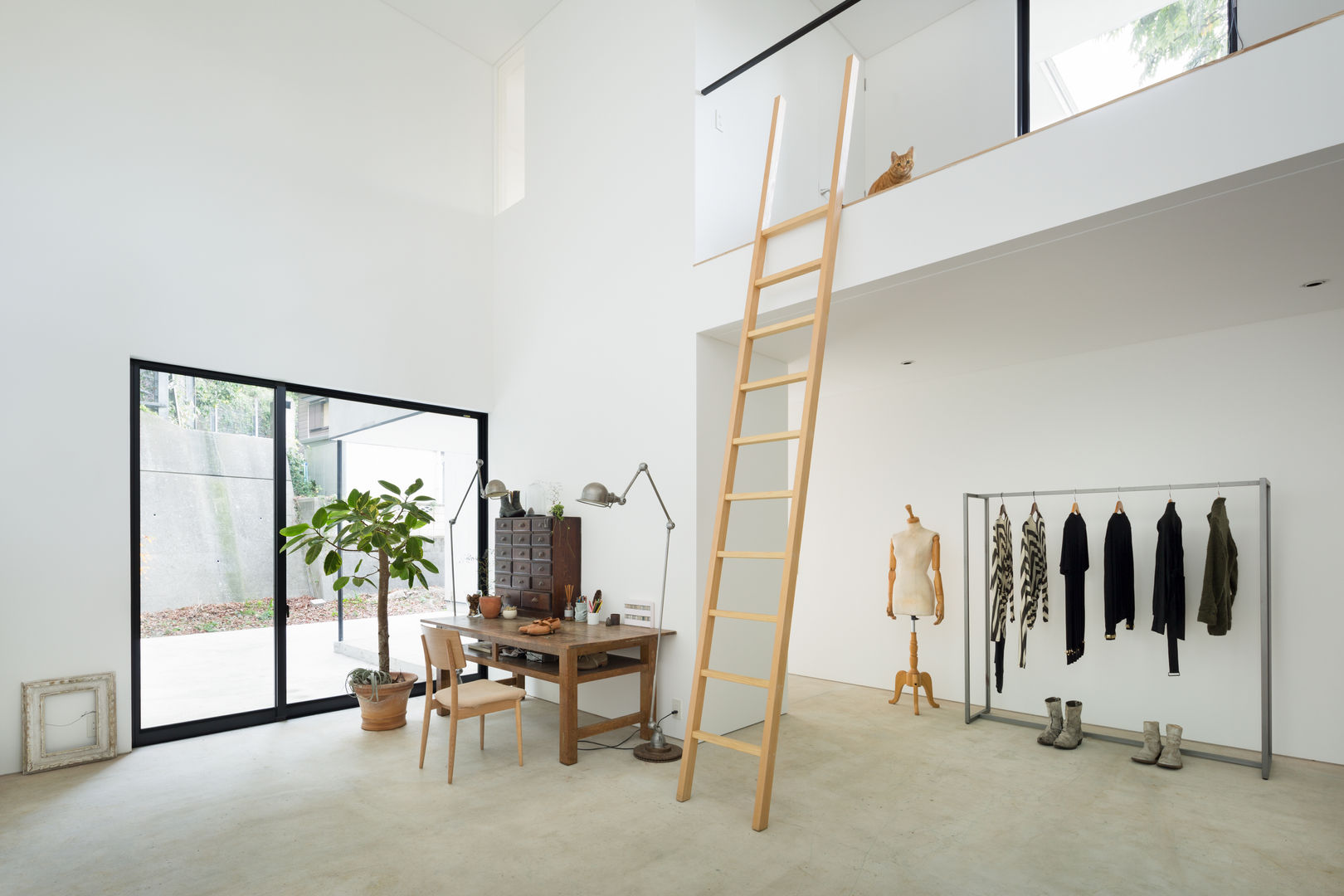 横須賀の家 栗原隆建築設計事務所 モダンデザインの 多目的室 はしご,ギャラリー