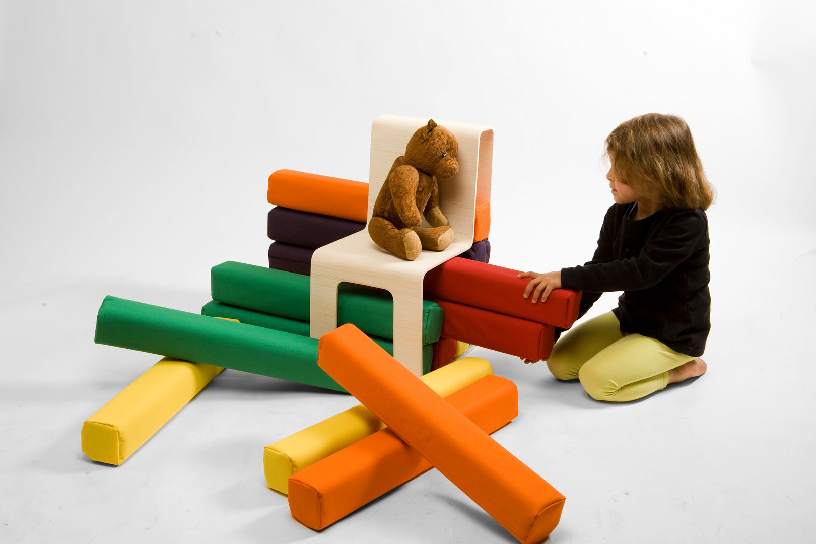 Play chair studio deFORM Quarto infantil moderno Escrivaninha e cadeiras