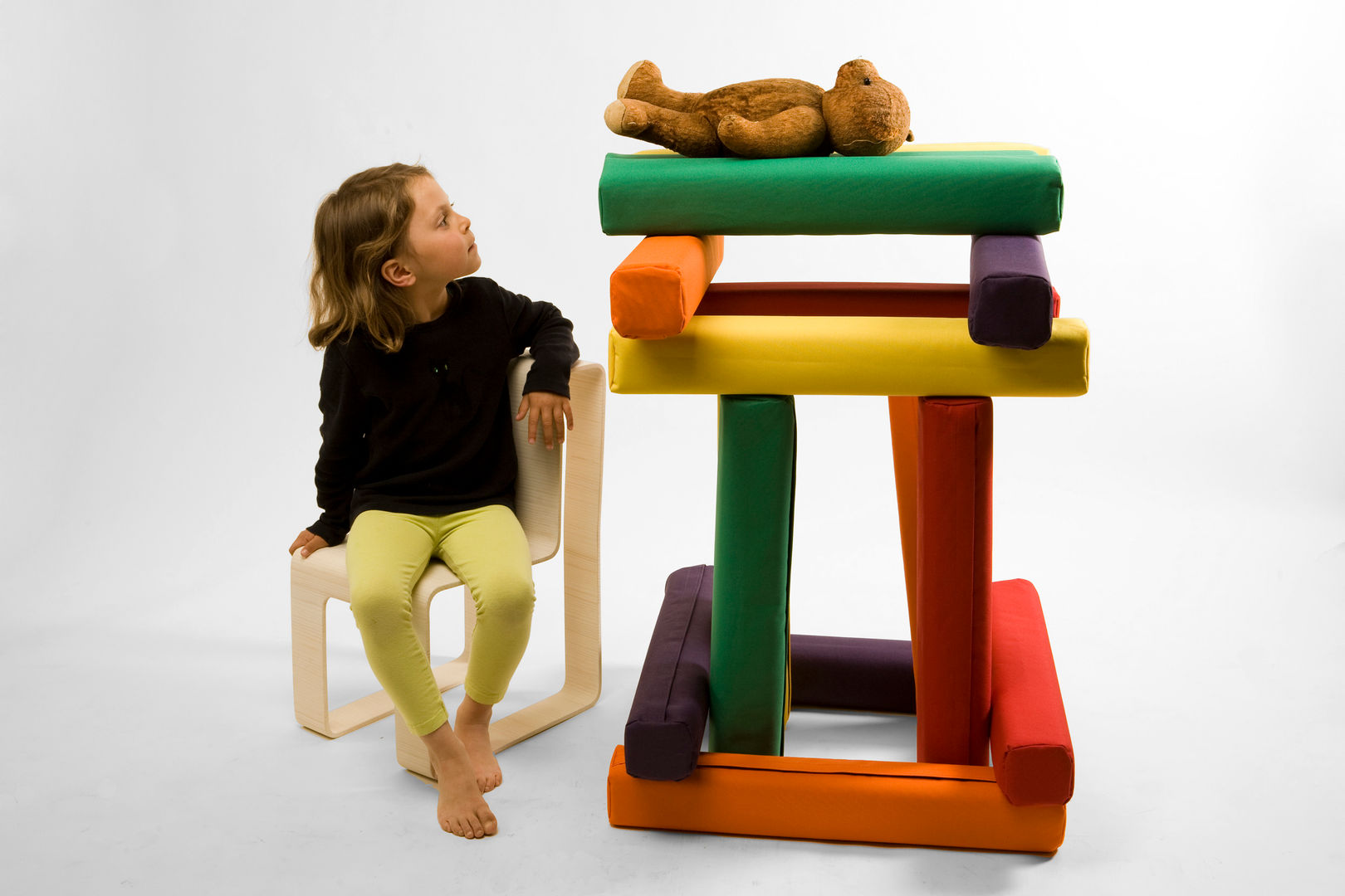 Play chair, studio deFORM studio deFORM Dormitorios infantiles modernos: Escritorios y sillas