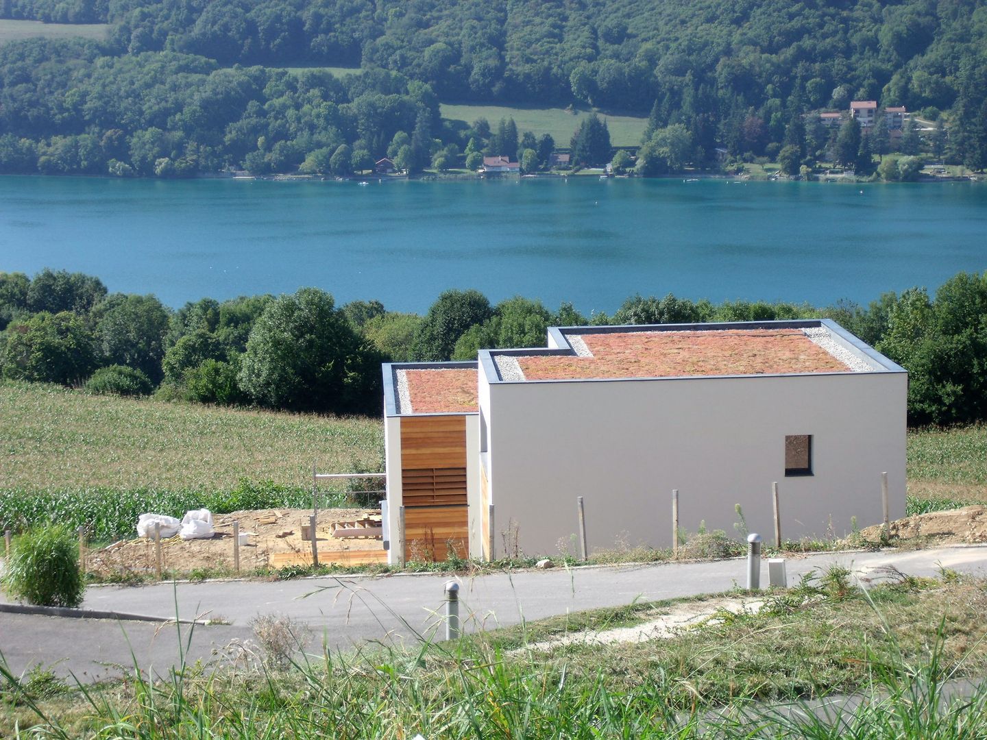 Maison dominant le lac de Paladru Isère, Bak'erige Bak'erige Rumah Minimalis