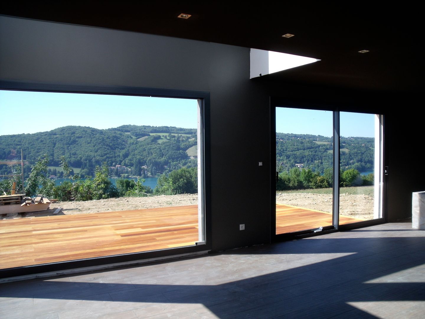 Maison dominant le lac de Paladru Isère, Bak'erige Bak'erige Minimalist living room