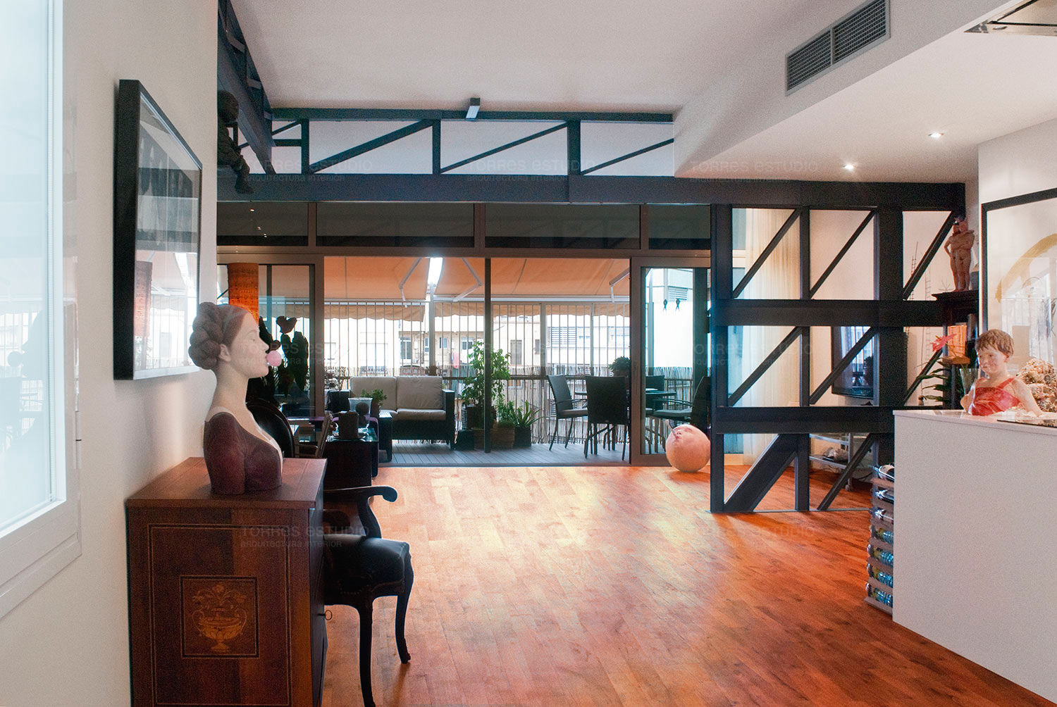 Newly created loft Torres Estudio Arquitectura Interior ミニマルデザインの リビング