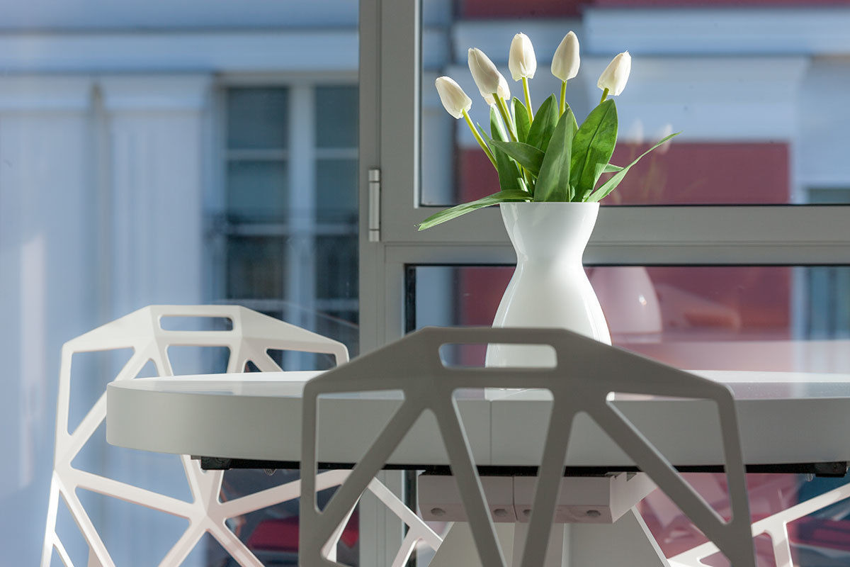 Proyecto decoración Plaza Euskadi. | Bilbao. Urbana Interiorismo Comedores de estilo moderno Planta,Maceta,Blanco,Flor,Florero,Planta de casa,Arquitectura,Diseño de interiores,planta terrestre,Propiedad material