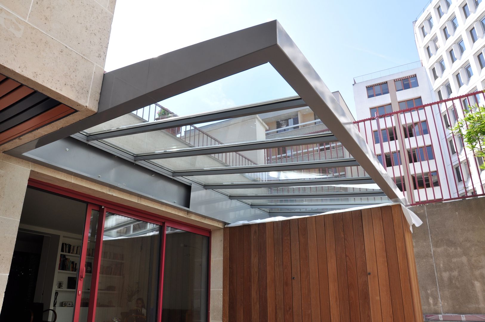 Verrière et meubles extérieurs LA TRAVERSE architecture Balcon, Veranda & Terrasse minimalistes