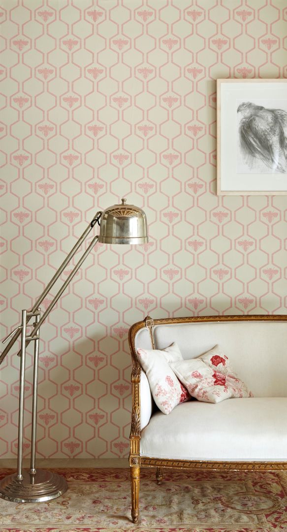 Bees in Hexagons Pink Wallpaper homify جدران Wall & floor coverings