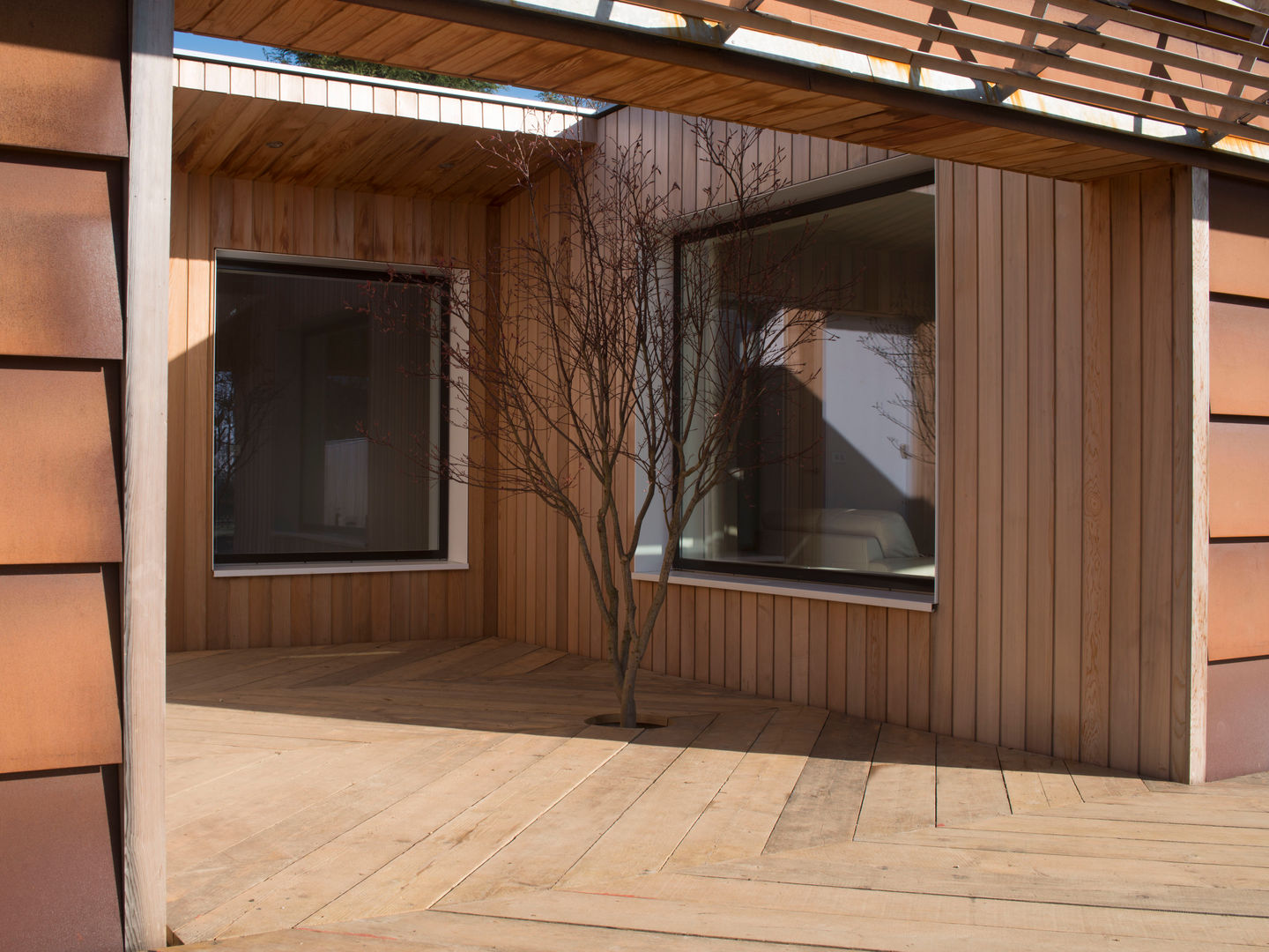 External Courtyard Facit Homes モダンデザインの テラス