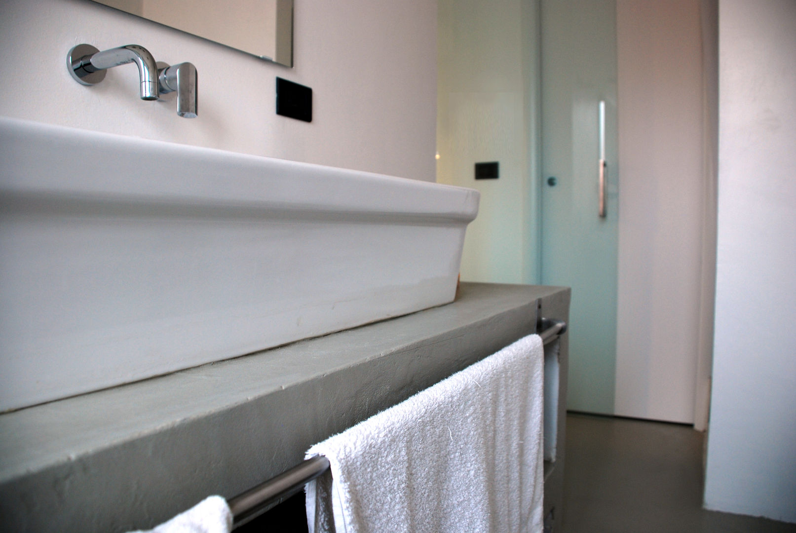 attico Cesena, andrea nicolini architetto andrea nicolini architetto Minimalist bathroom