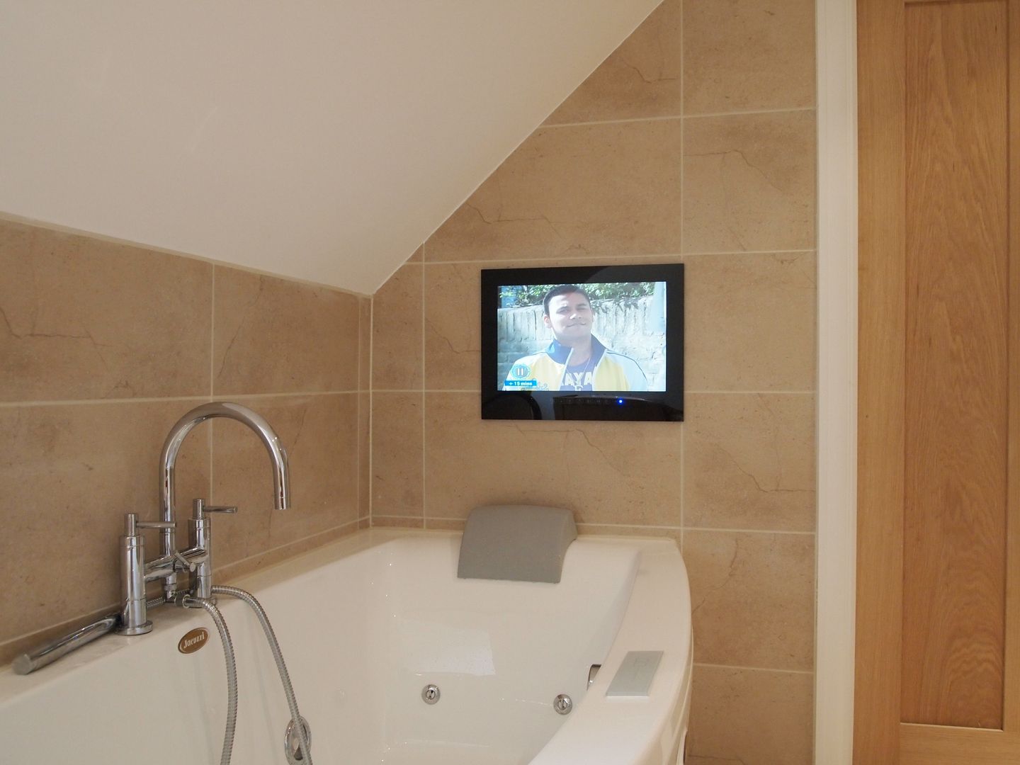 Bathroom Mirror TV Designer Vision and Sound Casas de banho modernas