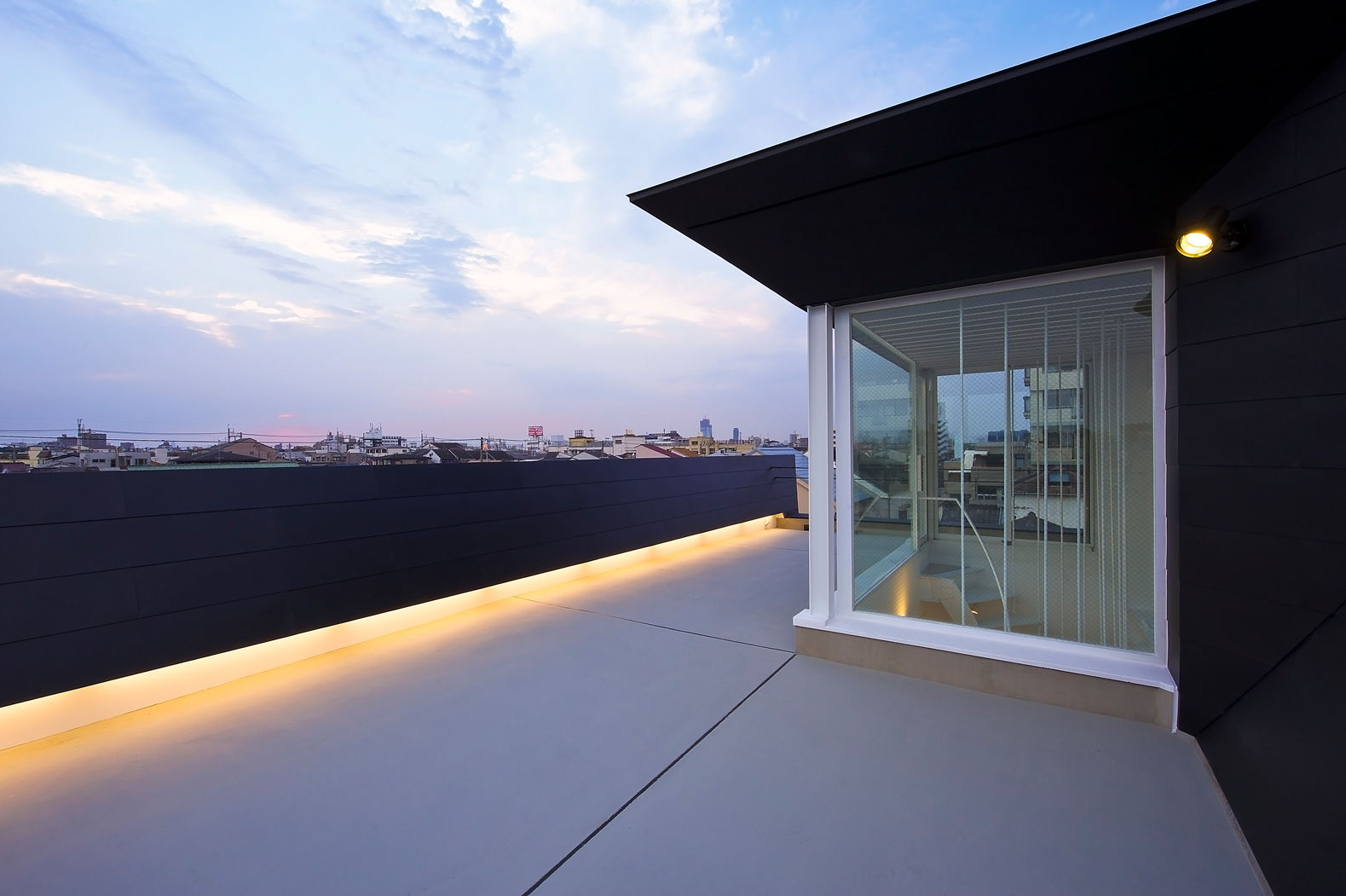 湯里の家, 岩井文彦建築研究所 岩井文彦建築研究所 Eclectic style balcony, veranda & terrace