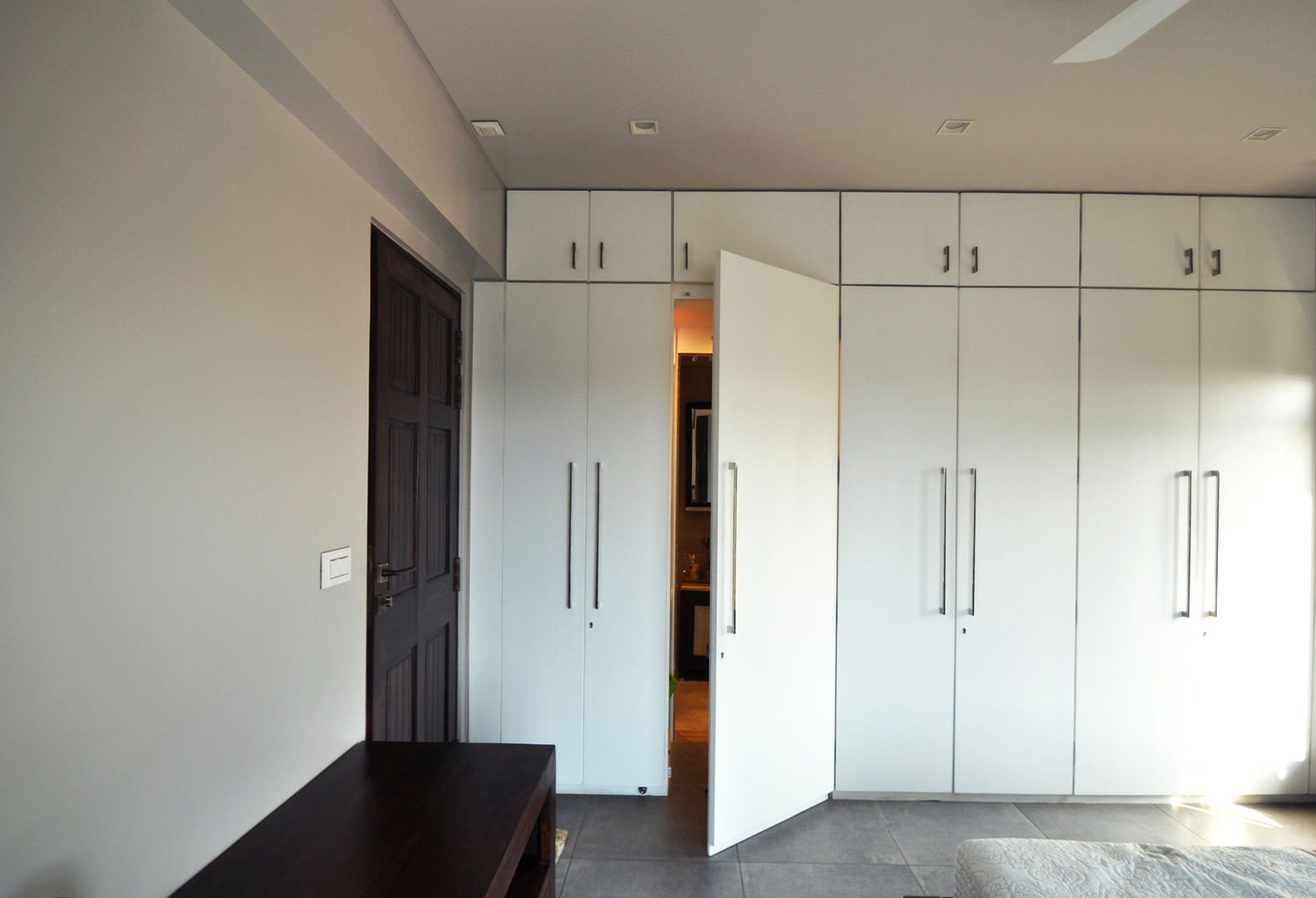 RESIDENCE AT VILE PARLE (E), Dhruva Samal & Associates Dhruva Samal & Associates Modern Bedroom