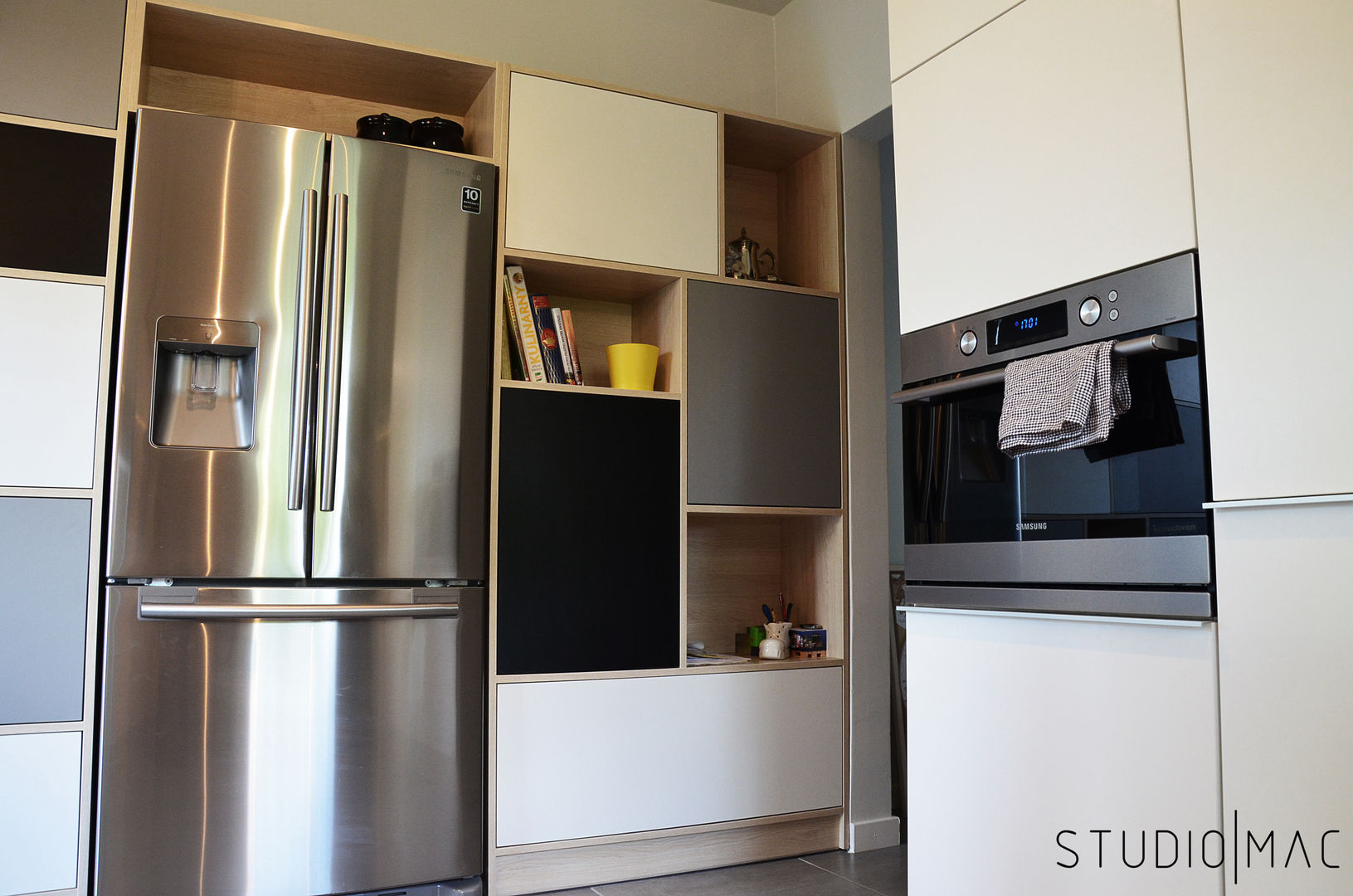 Realizacja projektu salonu i kuchni w domu jednorodzinnym, STUDIO MAC STUDIO MAC Nhà bếp phong cách hiện đại
