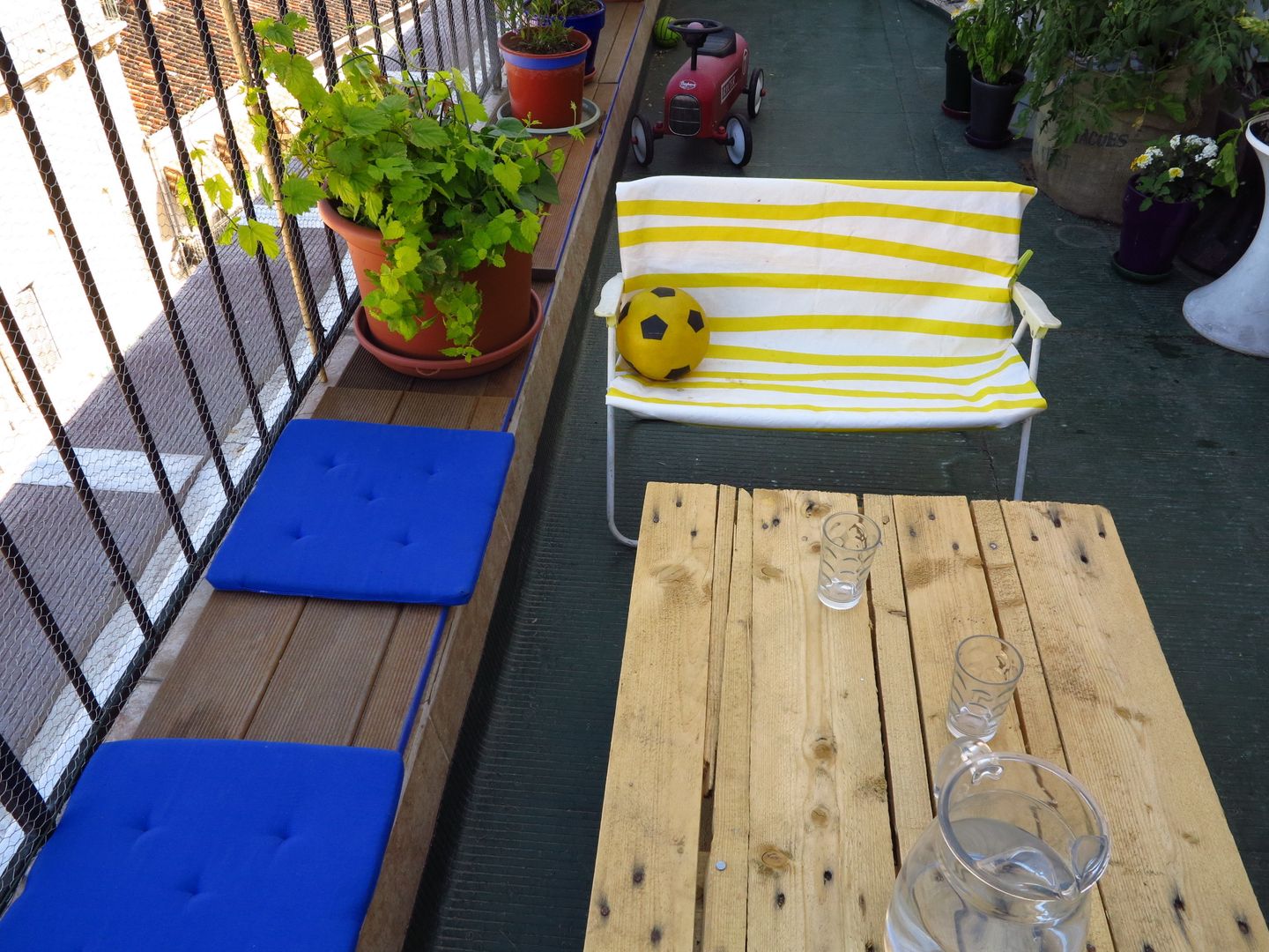 Terrasse urbaine / Toits de Marseille, a.Calu Paysagiste concepteur a.Calu Paysagiste concepteur Balcon, Veranda & Terrasse industriels Plante,Biens,Table,Vert,Bleu,Pot de fleur,Bois,Mobilier de jardin,Sol,Plante d&#39;appartement