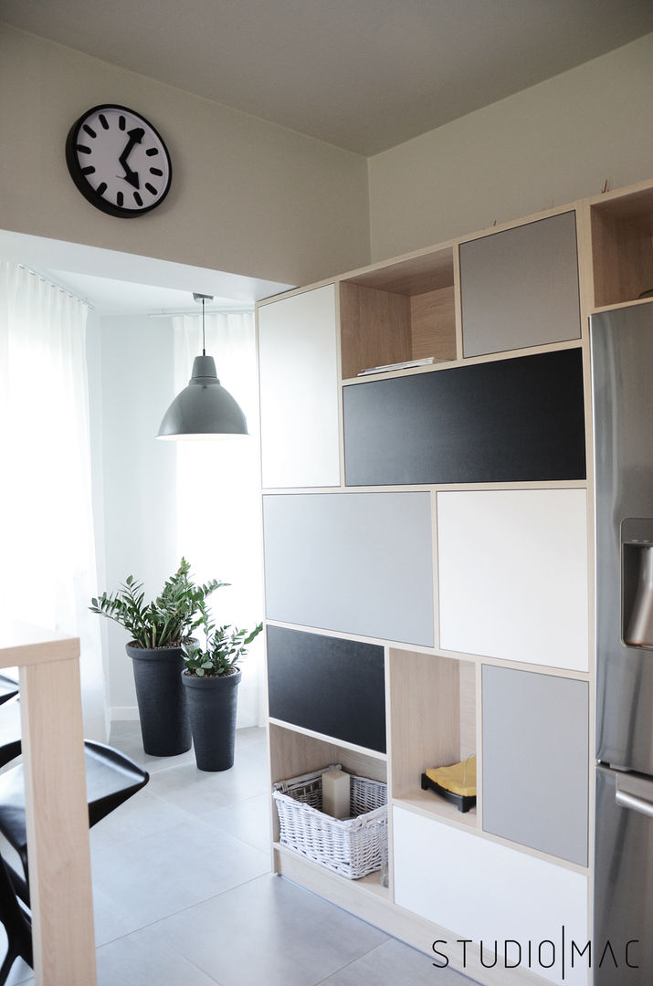 Realizacja projektu salonu i kuchni w domu jednorodzinnym, STUDIO MAC STUDIO MAC Modern living room Shelves