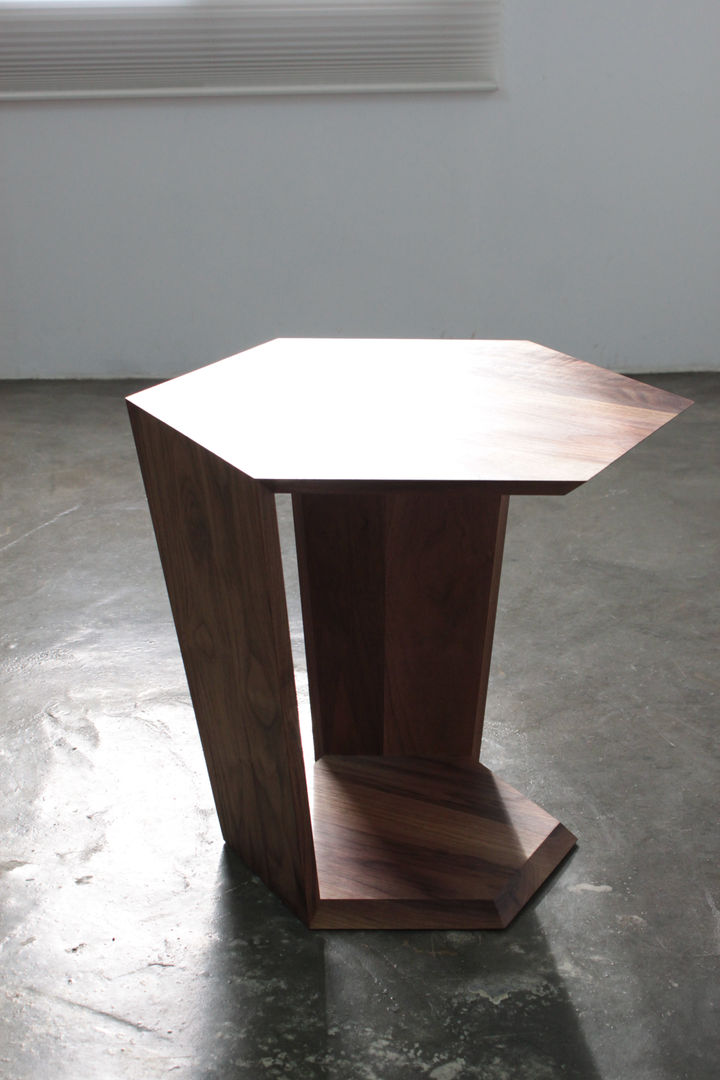 Hexa Table, The QUAD woodworks The QUAD woodworks Cuartos de estilo moderno Mesitas de noche