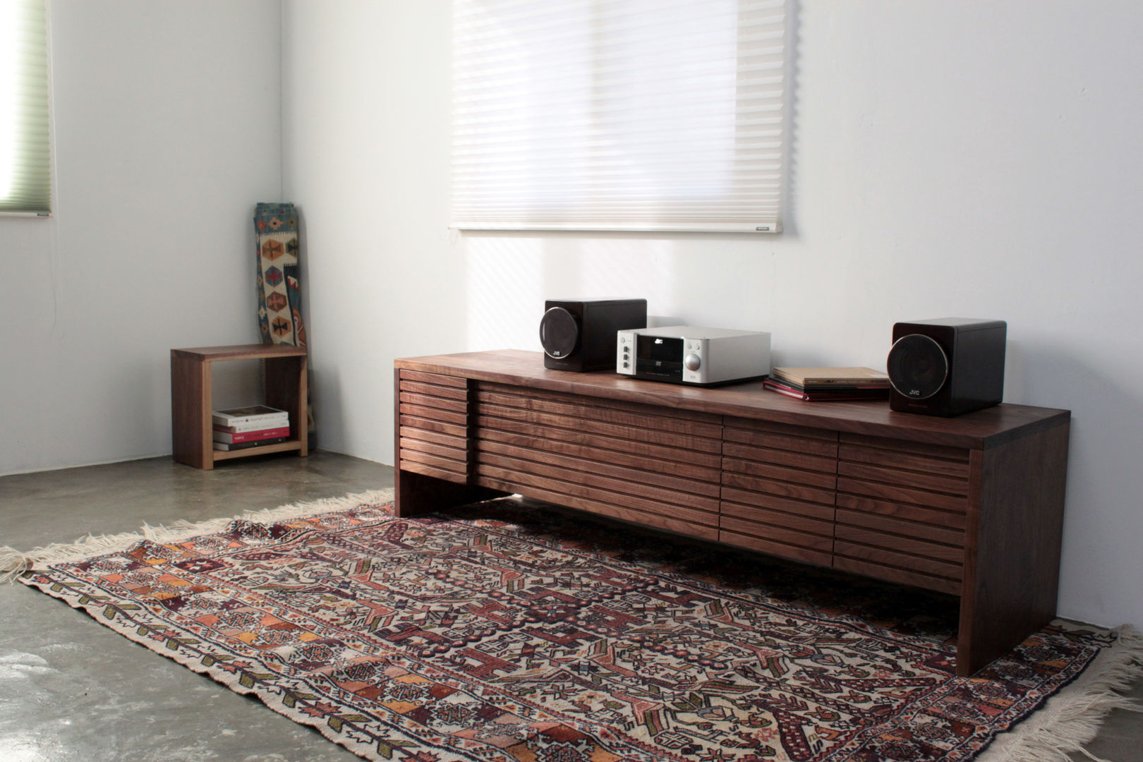 Stripe AV chest, The QUAD woodworks The QUAD woodworks Modern living room TV stands & cabinets