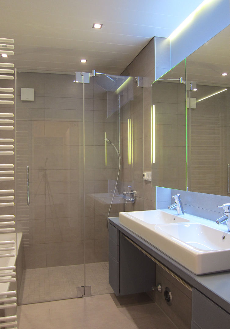 Komfort pur: kleines Bad mit großer Dusche, hansen innenarchitektur materialberatung hansen innenarchitektur materialberatung Modern bathroom