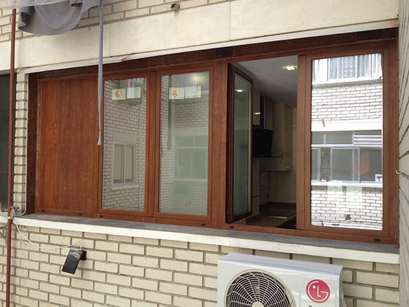 Carpinterias de aluminio con rotura de puente termico, compacto persiana monobloc y doble acristalamiento Guardian Sun inteligente AtelierBas. Arquitectura y Construcción Puertas y ventanas modernas Ventanas