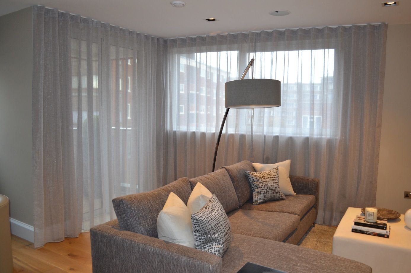 Simplistic Sheer Curtains with Wave Style Pleats International Soft Furnishers Moderne Fenster & Türen Gardinen und Vorhänge