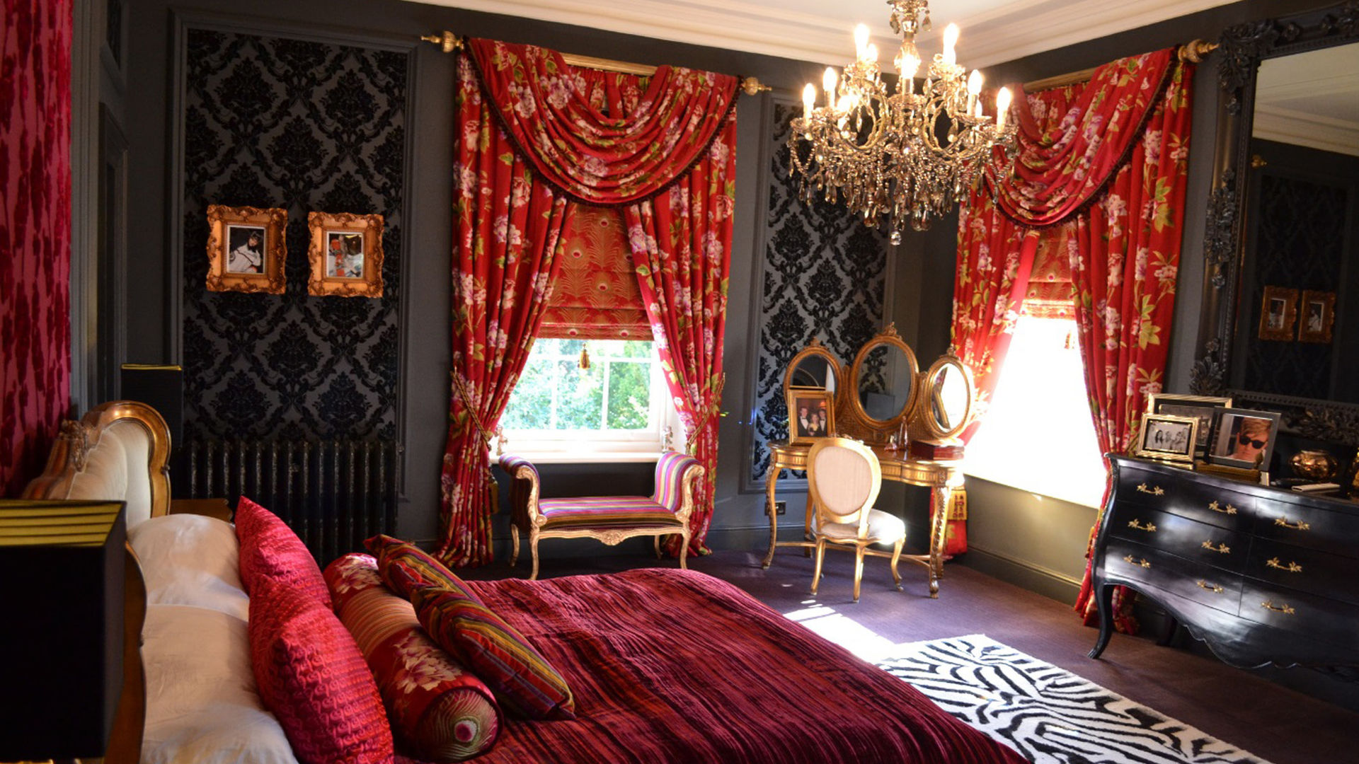 Traditional Boudoir International Soft Furnishers Dormitorios de estilo clásico